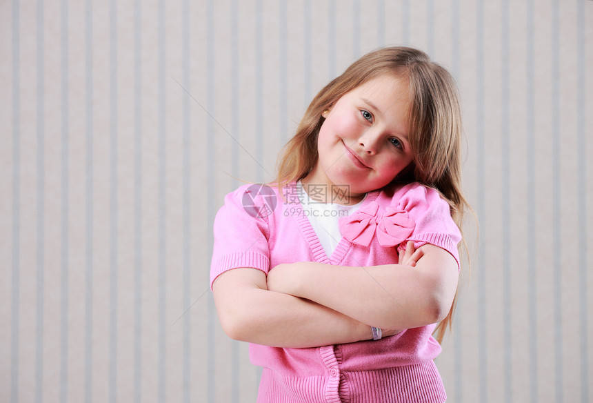 一个小美少女的肖像孩子金发童年粉色小女孩快乐微笑女性儿童影棚图片