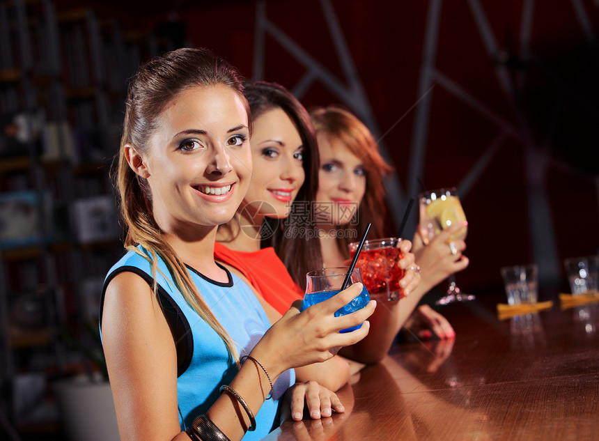 派对聚会乐趣夜店青年三个人微笑女孩们饮料酒吧俱乐部图片