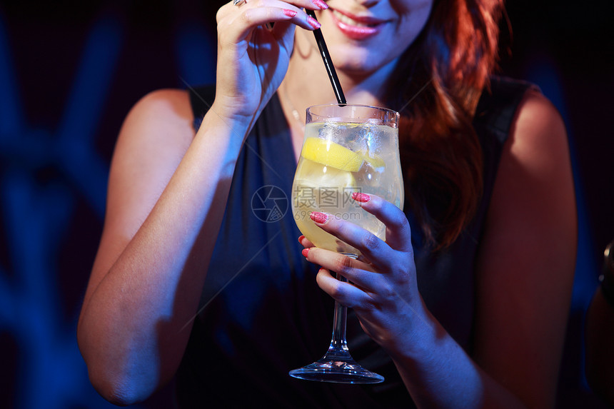 鸡尾酒派对水平俱乐部青年文化人类女子女孩夜店女性玻璃图片