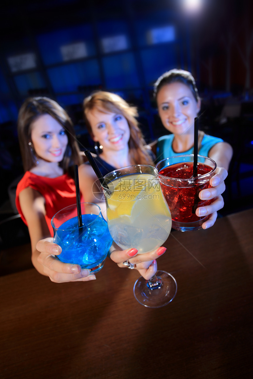 鸡尾酒派对女孩们玻璃色彩饮料幸福喜悦俱乐部快乐庆祝朋友们图片