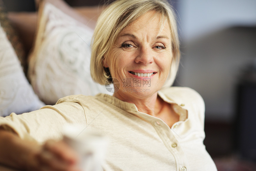 喝杯咖啡的老妇人的肖像快乐杯子退休长椅沙发老年客厅微笑家庭生活幸福图片