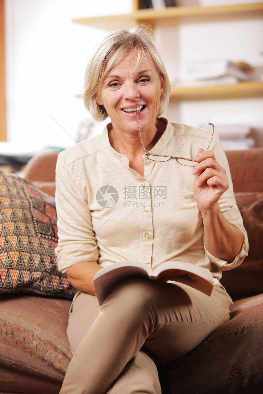在家放轻松阅读老年女士学习微笑享受家庭生活快乐妇女幸福图片
