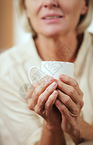 饮料热饮客厅妇女老年生活方式女士杯子双手饮食咖啡家庭生活背景图片