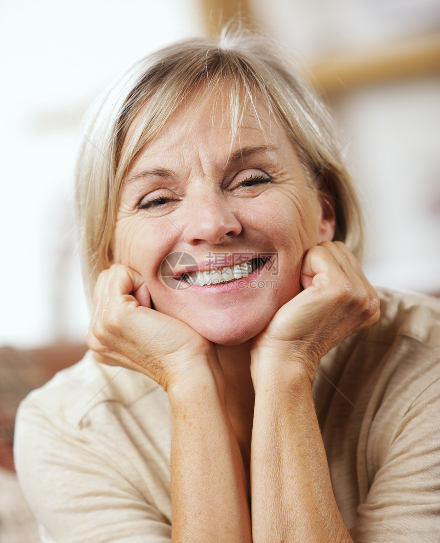 在家开心快乐退休女士家庭生活微笑老年享受幸福妇女图片
