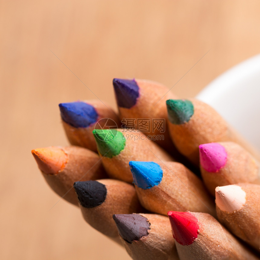 彩色铅笔宏观办公室团体绘画红色白色教育蜡笔彩虹木头图片