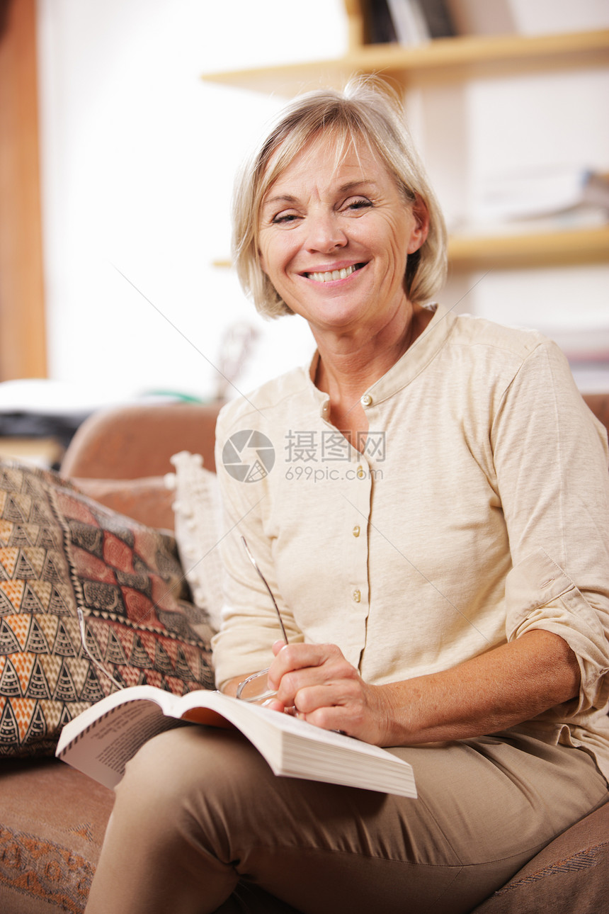 在家放轻松妇女退休快乐家庭生活幸福阅读女士学习长椅露齿图片