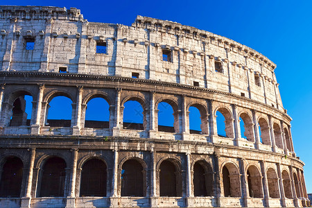 蓝色条纹的罗马帘罗马的巨集柱子废墟斗兽场蓝色纪念碑帝国历史性建筑学论坛天空背景