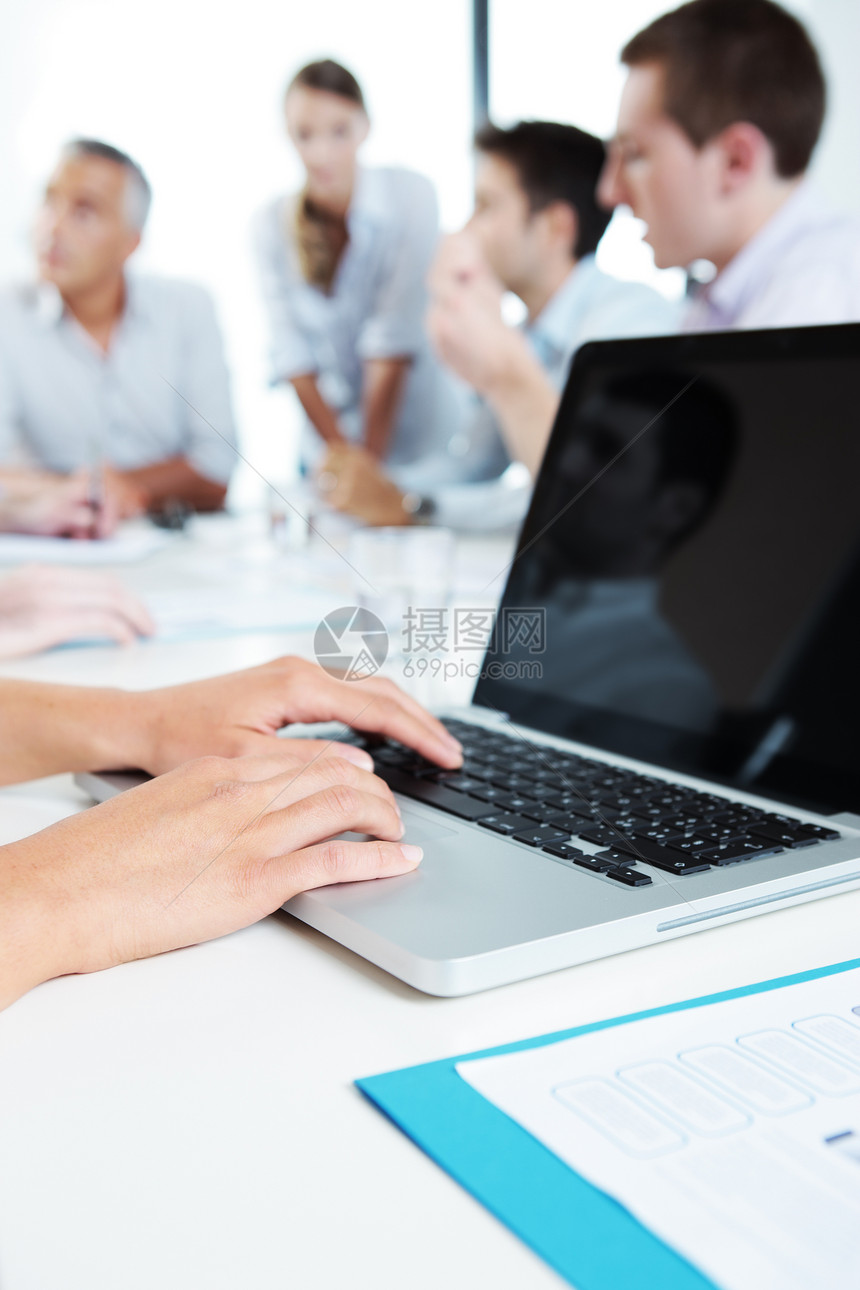 会议双手业务人类桌子办公室沟通键盘讨论同事生意人图片