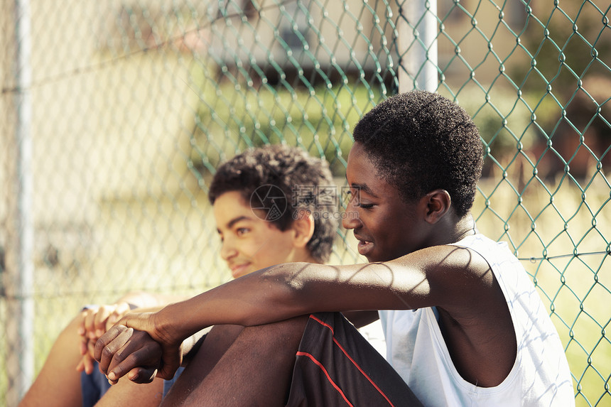 友谊种族围栏文化孩子两个人男生男孩朋友们场景城市图片