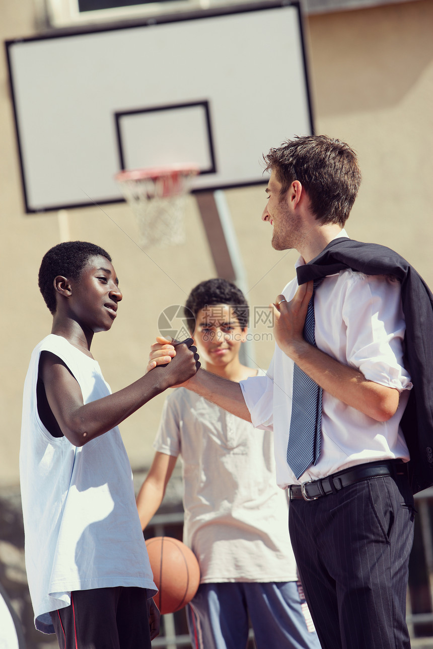 友谊培训师学生正装篮球框游戏成人时间场景活动问候语图片