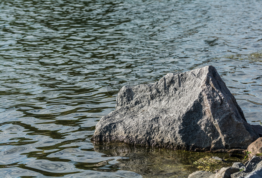 湖边的大巨石图片