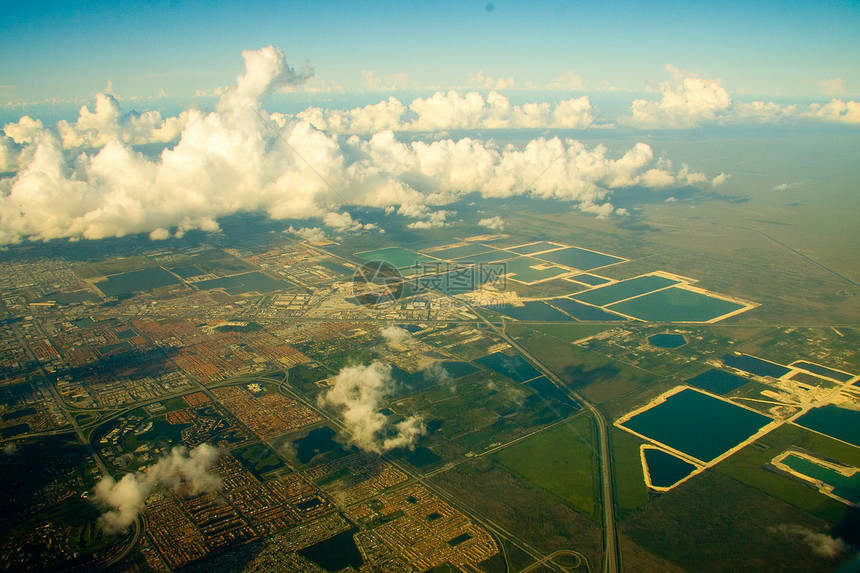 迈阿密市空中观察触角建筑物高架编队城市天线景观绿色植物风景图片