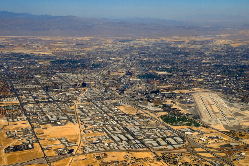 在拉斯维加斯的空中观察建筑学建筑物空气旅行沙漠土地干旱天线建筑触角图片