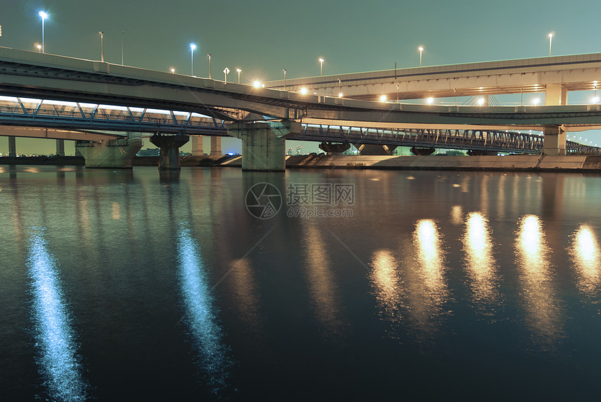 夜间高速公路城市天空景观运输反射照明图片