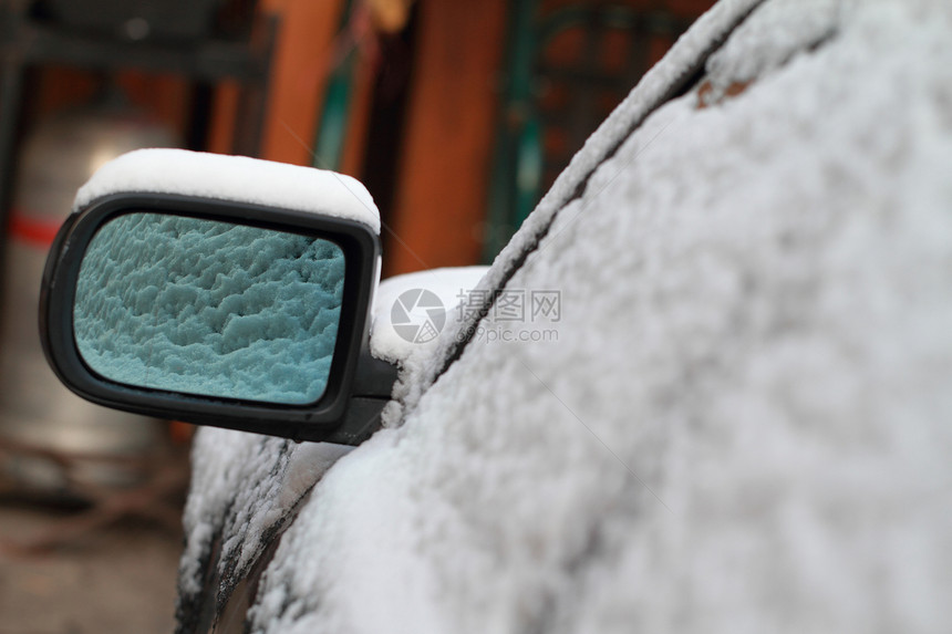 镜子里的雪车暴风雪运输旅行运动后视镜危险乡村气候痕迹图片