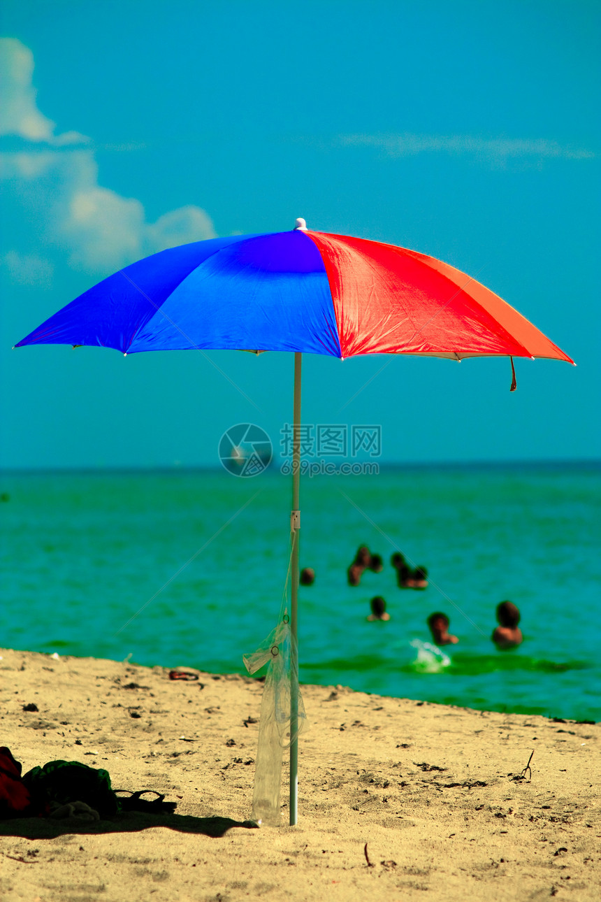 海滩上的海边雨伞图片