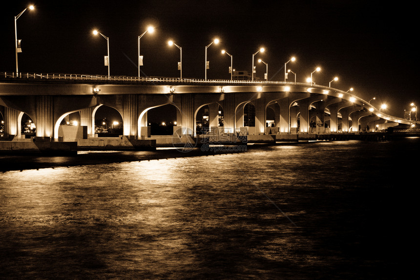 夜间桥梁运输立交桥基础设施穿越黑暗通道工程图片