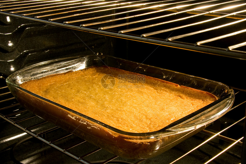 在烤箱中烤玉米蛋糕炊具美食托盘衣架烹饪蛋糕食物炙烤盘子金属图片