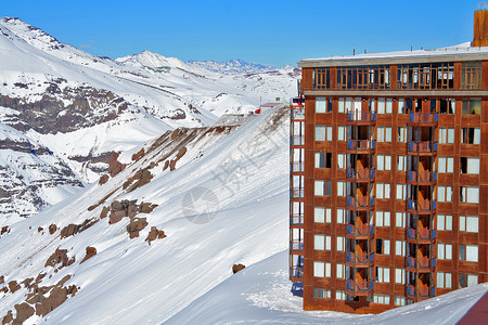 雪雪山边旅馆高清图片