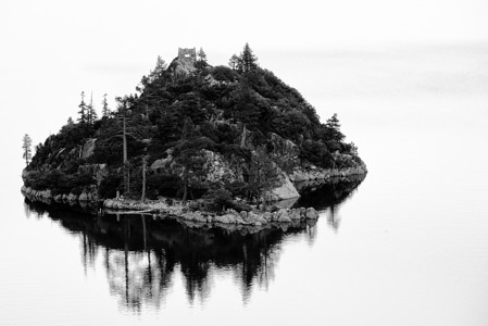 湖中岛屿黑与白摄影岩石爬坡水平石头场景风景反射背景图片
