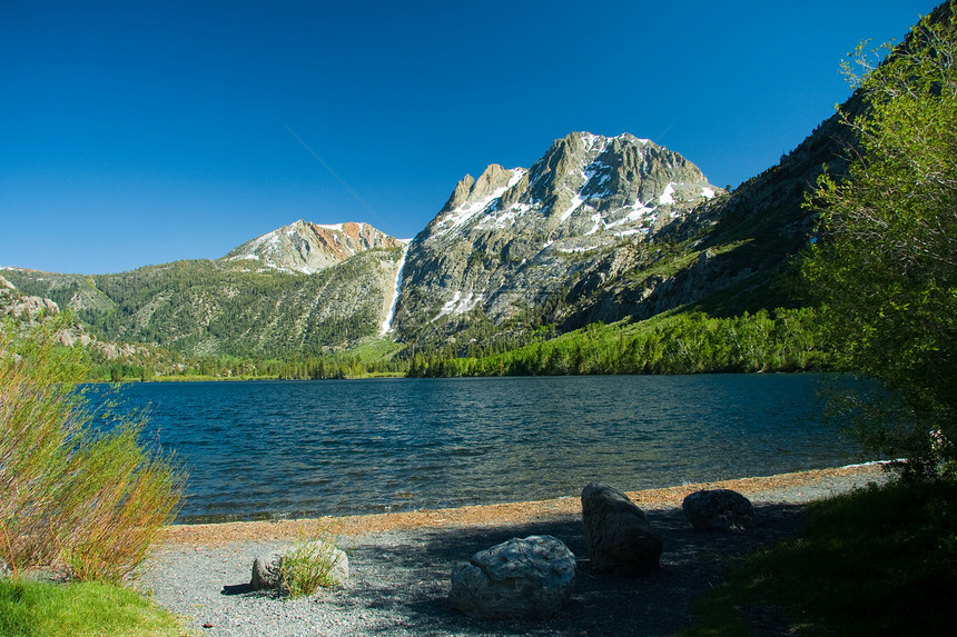 六月环湖山脉风景环形公园树木国家绿色植物图片
