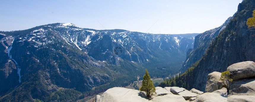 山区山脉目的地摄影场景岩石森林下坡山谷踪迹风景旅游图片