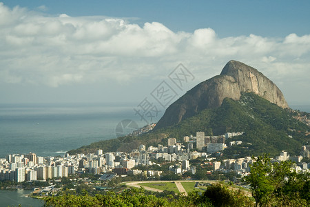 里约热内卢山腰天际绿色植物沿海海滩摩天大楼风景地标景观海岸线背景图片