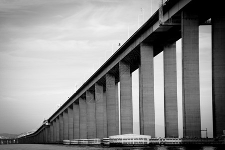 里约内地桥天空建筑白色基础设施海洋黑色背景图片
