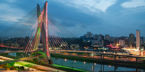 晚上圣保罗市桥 夜间地标景观斜拉城市风景建筑全景高清图片