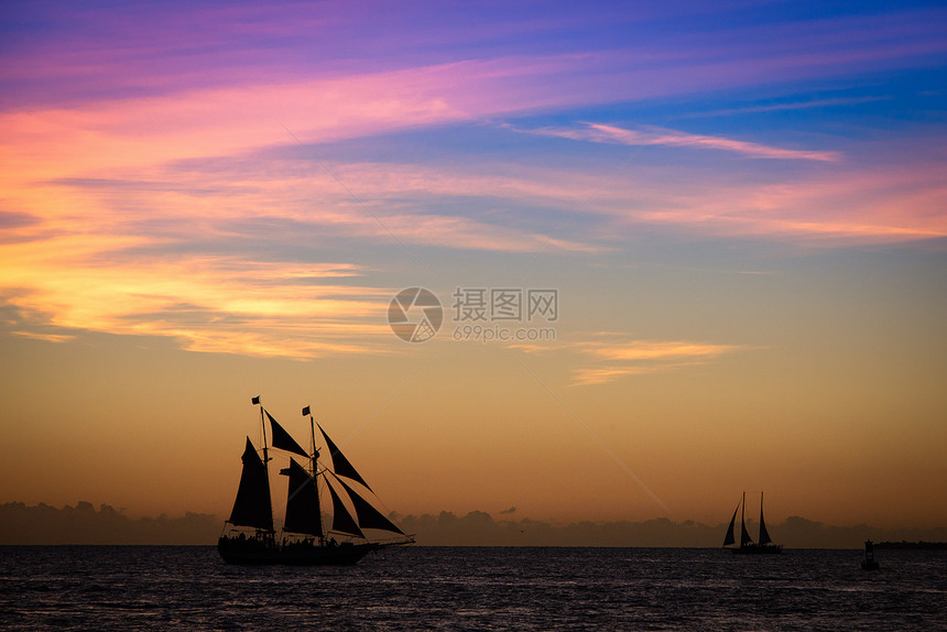 海洋中的船舶场景航行目的地帆船旅游水平运输日落客船风景图片