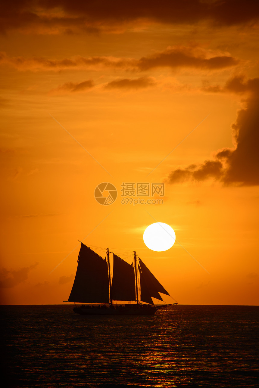 海洋中的船舶摄影客船天空日落场景风景航行帆船太阳运输图片