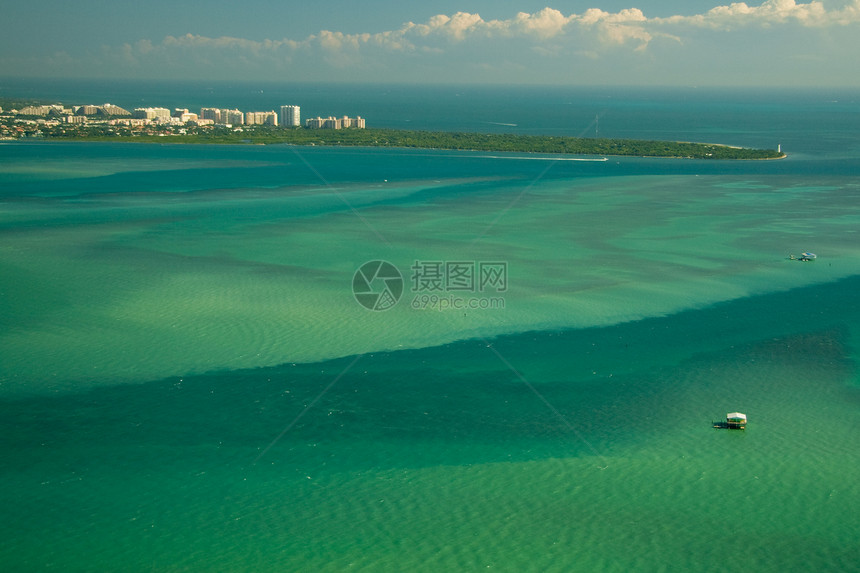 海洋中的石洞房屋绿色高脚摄影风景目的地场景高跷旅游水平图片