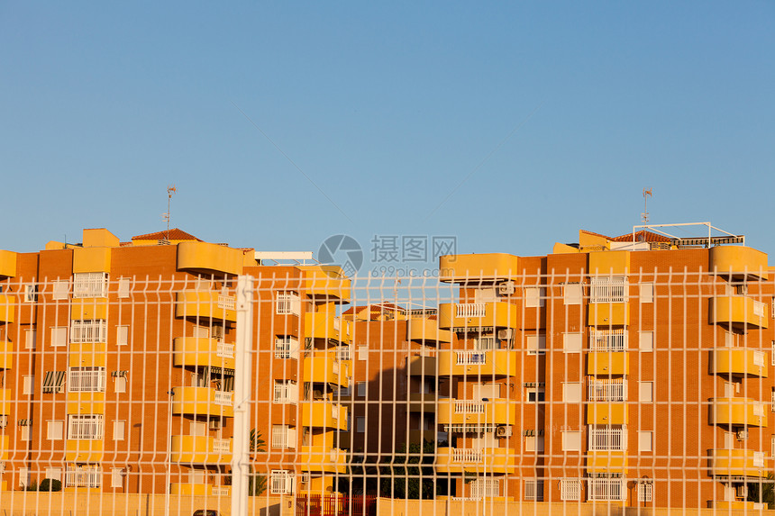西班牙语在现代建筑中围成栅栏的共建公寓图片