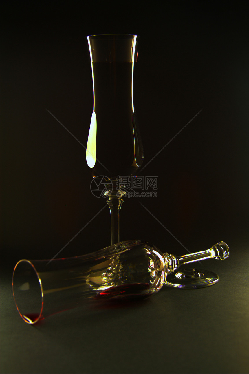 两杯玻璃水晶饮料红色液体奢华黑暗危险眼镜跌倒图片