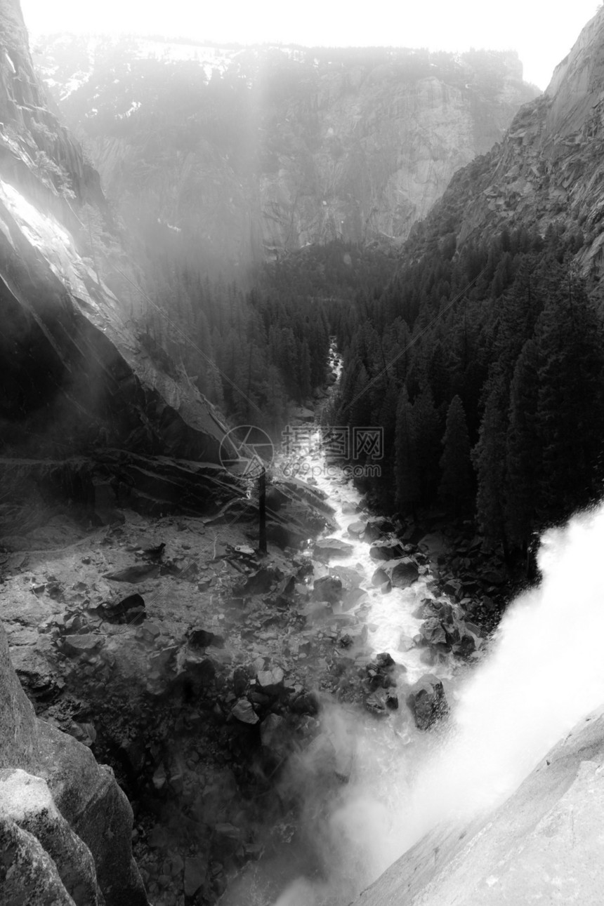 虚幻的瀑布瀑布树木风景黑色白色山腰国家公园激流流动山脉图片