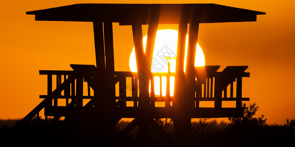 观察塔日落太阳摄影守望台木头建筑全景水平黄色风景背景图片