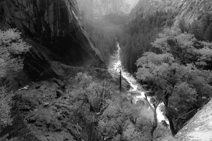 瀑布风景水平岩石场景黑与白山谷山脉地标森林旅游图片