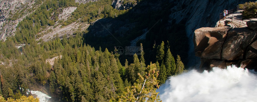 Yosemite国家公园瀑布林业国家风景流动岩石树木森林公园林地圆顶图片