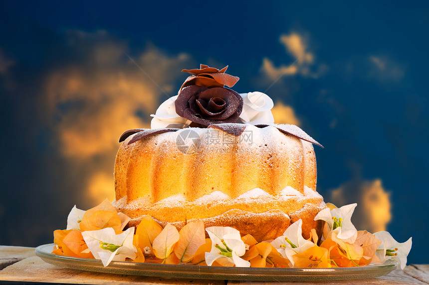 盘子上的瓜凝糖蛋糕虱子玫瑰甜点大理石食物巧克力海绵糕点庆典蛋糕图片