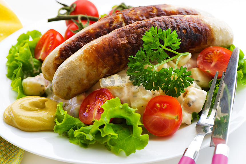 香肠和沙拉猪肉小吃蔬菜烧烤香菜食物餐巾炙烤野餐盘子图片