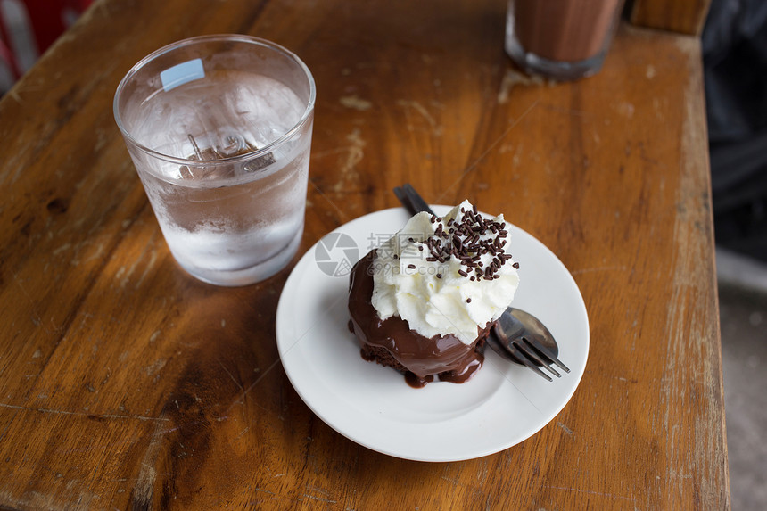 巧克力熔岩蛋糕奠基人糖浆奶油糊糊黑色甜点软糖盘子棕色美食图片