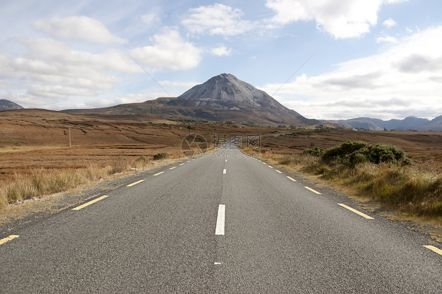 通往爱尔兰多尼加尔县埃里加尔山区的公路图片