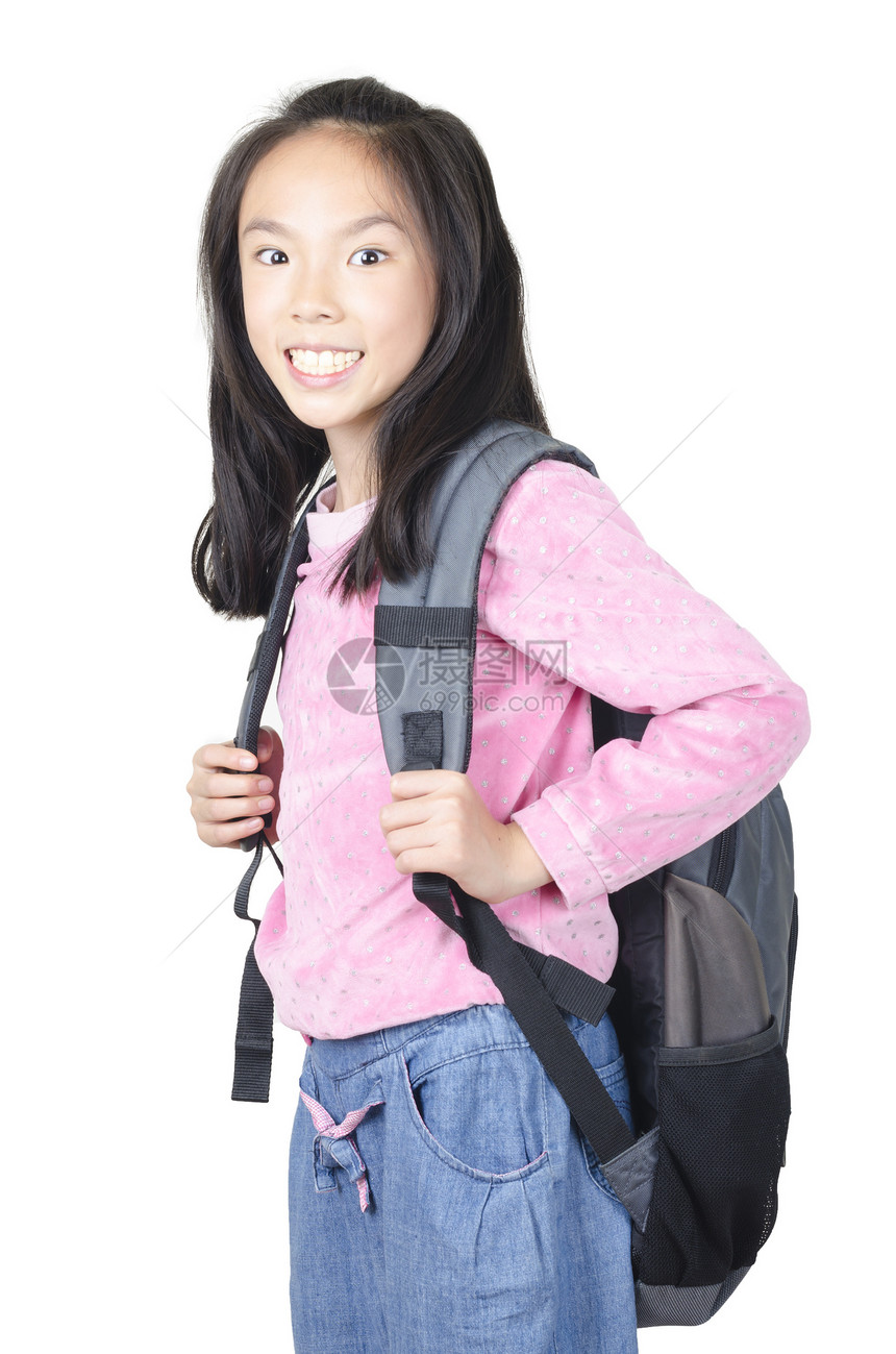 带着背包站着的微笑女学生图片