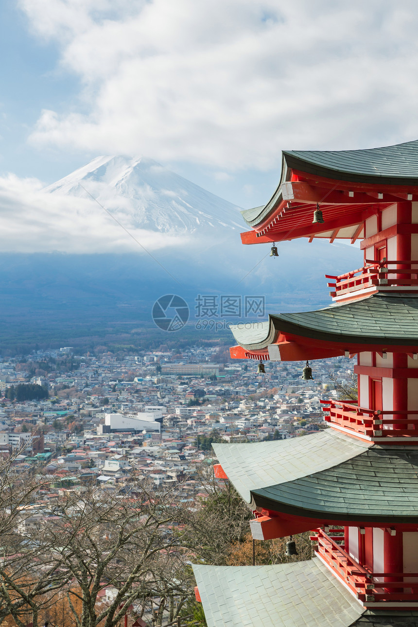 与藤山日本红塔精神山梨顶峰风景城市蓝色旅行寺庙天空宝塔图片