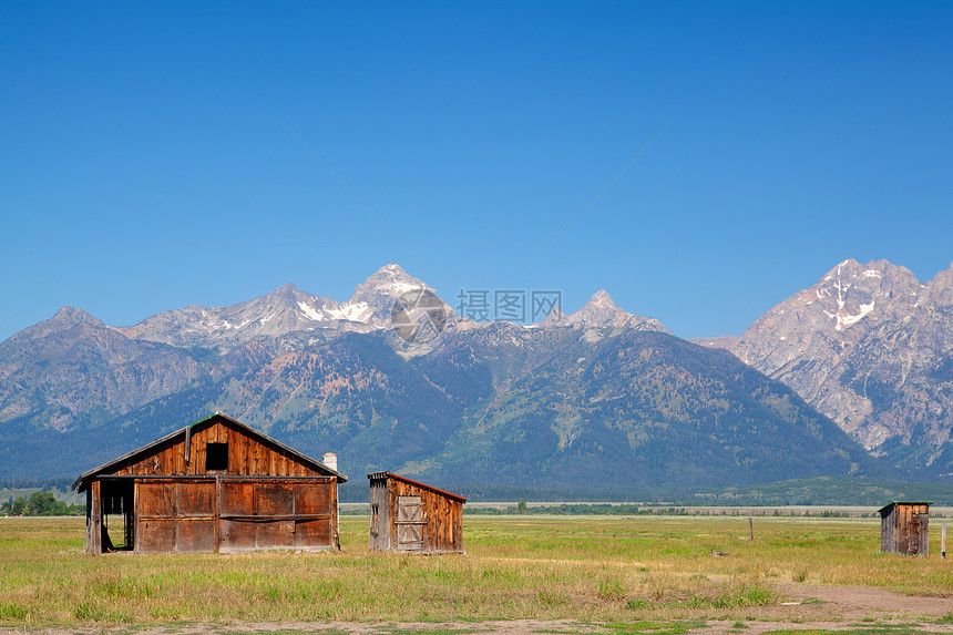 在标志性的约翰穆尔顿农场上山脉峡谷场地房子草地房屋草原畜栏废墟旅行图片