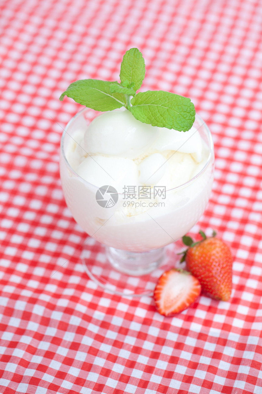 冰淇淋 在玻璃碗里放薄荷和草莓乳白色牛奶鞭打薄荷产品食物香草甜点小吃宏观图片
