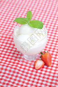 草莓格子冰淇淋 在玻璃碗里放薄荷和草莓乳白色牛奶鞭打薄荷产品食物香草甜点小吃宏观背景