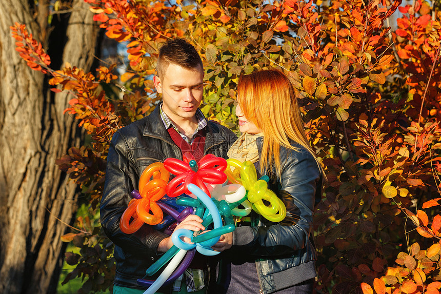 秋天公园的一对夫妇夫妻幸福喜悦衣服闲暇异性叶子福利公园乐趣图片