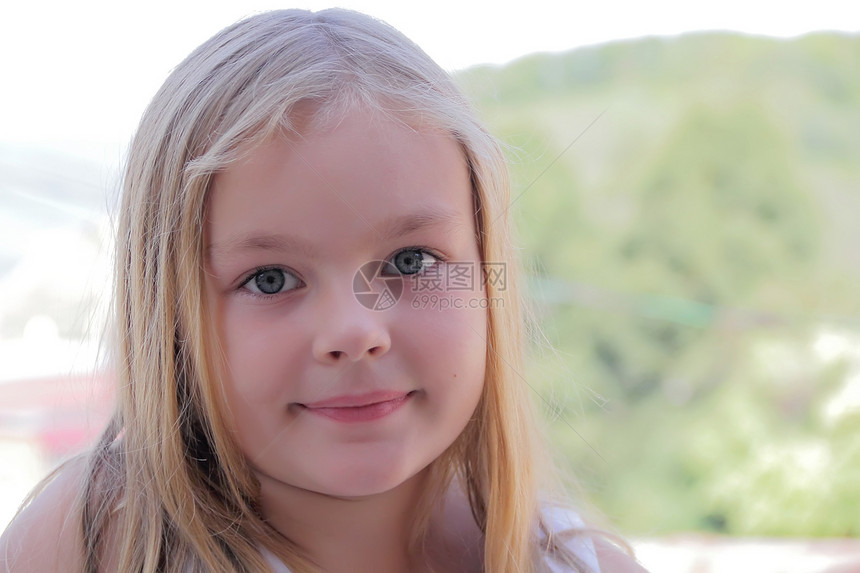 蓝眼女孩的肖像蓝色童年金发头发眼睛孩子白色图片