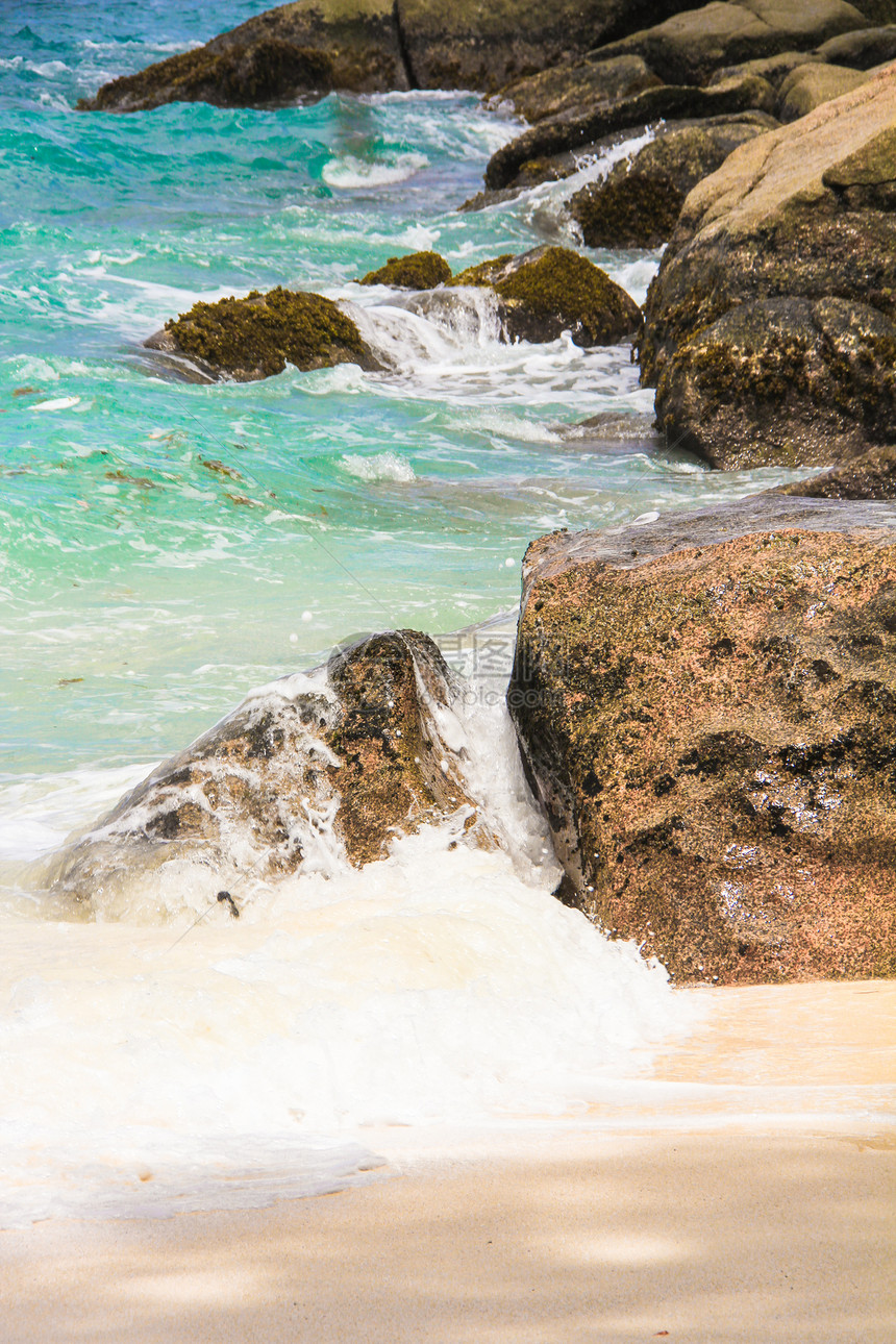 塞舌尔天堂岛屿上大块光滑的石头 有绿绿石水地平线海滩支撑海景热带异国风景蓝色海岸情调图片